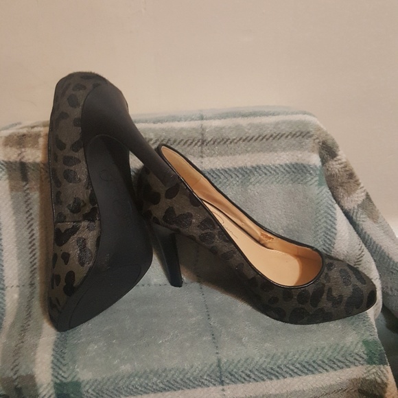 Heels - Picture 2 of 3